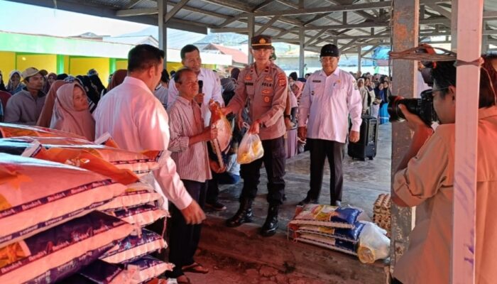 Ipda Saifuddin Kapolsek Wih Pesam Bersama Personil Lakukan Pengamanan  di Lokasi Pasar Murah